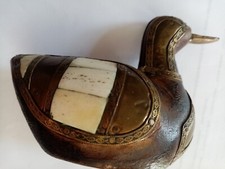 Canard bois ancien orné laiton et nacre 10 x9 cm vintage .