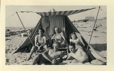 PHOTO ANCIENNE - VINTAGE SNAPSHOT - FAMILLE HOMME  PLAGE TENTE DRÔLE - BEACH MAN