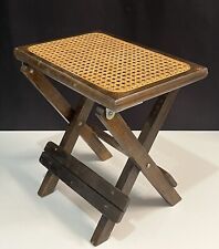Tabouret repose pieds pliant en bois et cannage