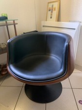 Fauteuil club design rond pivotant  avec coque laquée noyer assise simili noir 