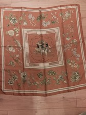 Carré Hermès Paris  “Quai aux Fleurs”  soie roulottée main, édition vintage 1987