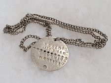 Une plaque d'identité militaire de la Marine Nationale;