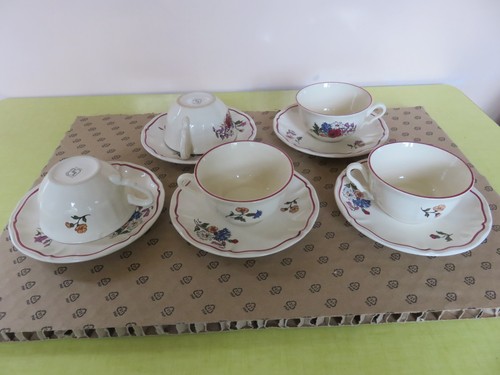 Tasses sous tasse à - 4,