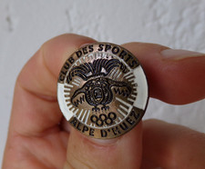 Ancien insigne émaillé club des sports alpe d'huez courtois