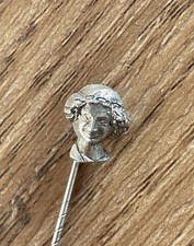 Épingle à cravate ou à chapeau en métal argenté Ange au Sourire de Reims Vintage