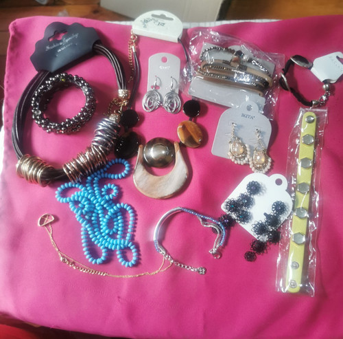 Lot bijoux fantaisie - de,