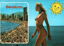 Femme seins nus à Benidorm en