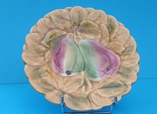 Assiette a dessert en barbotine de Sarreguemines a décor de fruits