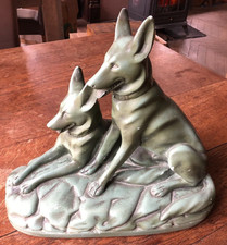 Sculpture sujet en plâtre peint en vert 2 Chiens 39x20 H:35cm signé Durand 2003.