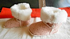 Chaussons bebe Taille 14-15, marque H&M, couleur rose et blanc, fourrure
