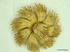  Superbe broche " Soleil" plaqué or finement ajouré.  Elégant bijou vintage 