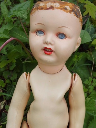 Curieuse poupée bouche - +,