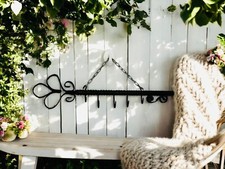 Charmant porte-clés mural en fer forgé noir, réalisé dans les années 1970.