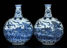 Bouteille de vase plat Dragon Beast en porcelaine blanche bleue marquée de 18
