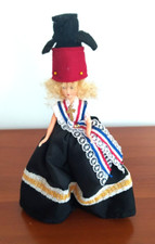 ANCIENNE POUPEE AVEC LA COIFFE D'UNE CHEMINEE DU PAQUEBOT "FRANCE" + B.O.