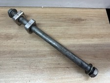 UN AXE DE ROUE ARRIERE