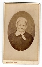photo (c d v) :  grand- mère en medaillon studio Mulot fils 1862-1891