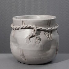 Grand cache pot en céramique tournée émaillée formant bourse France XXème