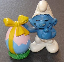 figurine schtroumpf avec œuf