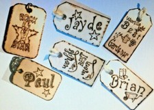 Cadeaux en bois, pyrographie étiquettes et porte clés personnalisés fait main