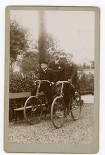 PHOTO CABINET vers 1900, 2 garçons posent fièrement vélo ancien bicyclette