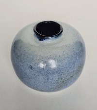 Vase boule céramique, signature en dessous à identifier dlg de Montmollin Girel