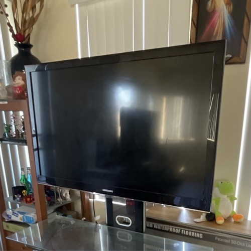 Samsung with shelf - samsung, hd