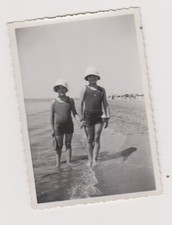 Photo ancienne filles sur la plage Carnon 1934 jouet poisson vintage rare
