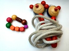 FIGURINE CORDE A SAUTER + BRACELET JOUET EN BOIS 