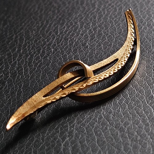 Broche soyeuse feuille