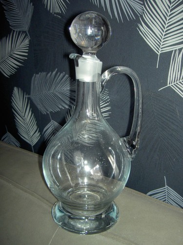 Une grande carafe ancienne - grande,