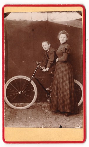 Garçon sur son vélo avec - , sa