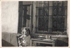 ANCIENNE PHOTOGRAPHIE 1949 ENFANT A TABLE A L'EXTERIEUR JOLIE VUE