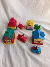 4 JOUETS MAISONS + VEHICULE