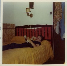 PHOTO ANCIENNE - VINTAGE SNAPSHOT - FEMME REPOS LECTURE SIESTE LIT CHAMBRE - NAP