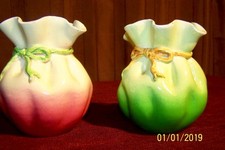 UNE PAIRE DE VASES SIGNES