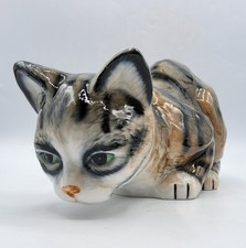 Sujet sculpture zoomorphe grand chat gris couché en porcelaine Anglaise XXème