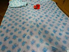 paire rideaux, roses bleues  ,clarté 1m,42 h x0,81 large prets a placer ,nylon 