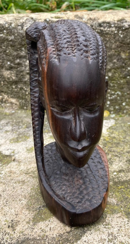 Une tête femme africaine - tête,