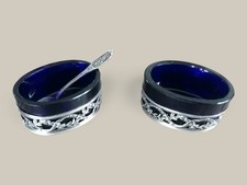 Paire de saleron et cuillère en argent et verre bleu cobalt.