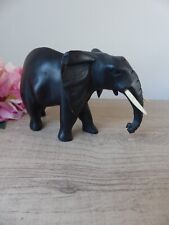 Statue d'éléphant noir en