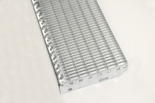 marche d'escalier en caillebotis galvanisé 1000x240mm maille 30/10