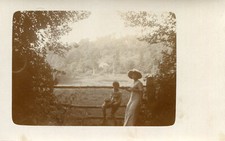Carte PHoto à identifier Femme Enfant près barrière Prairie et maison forestière