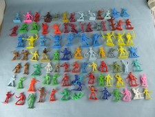 Lot de 86 figurines plastiques