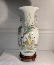 Vase porcelaine de Chine à décor polychrome de scène animée dans un jardin. 1900