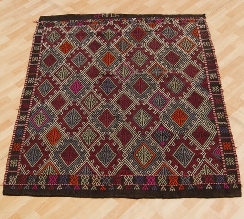 Tapis kelim brodé - brodÉ, kilim