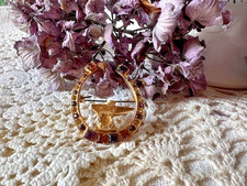 Broche ancienne fer à cheval enclume cristaux plaqué or multicolore