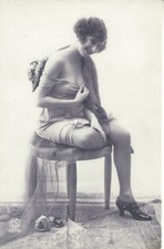 Reproduction CPA Beauté Féminine Posant sur une chaise dévoilant une partie de