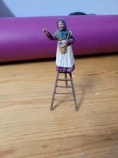 SANTON de Crèche Femme sur une Echelle en bois de 13,5 cm
