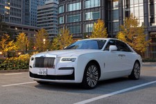 Rolls-Royce Ghostin front of